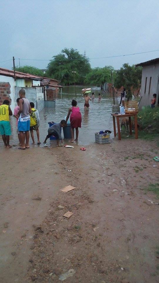 Chuva de 10 horas deixa cidade ilhada e 350 desabrigados