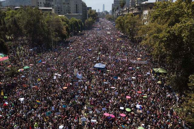 A luta pela igualdade entre mulheres e homens levou no dia 8 de março milhões de mulheres a protestar nas principais cidades da América Latina. A mobilização de 2020 foi das maiores dos últimos anos na região pela exacerbação das condições que deixaram historicamente em segundo plano a população feminina. O Chile, o México e a Argentina lideraram os protestos para exigir o fim da violência machista, igualdade de oportunidades e o direito ao aborto. A situação política e social da América Latina durante os últimos anos levou à organização das mulheres para pedir seus direitos.