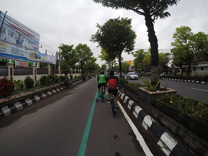 Melintasi jalur sepeda di Klaten