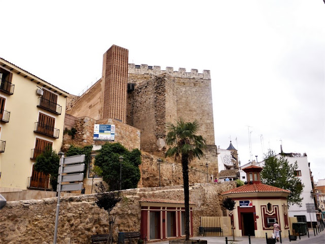 Requena: plaza y torre del homenaje