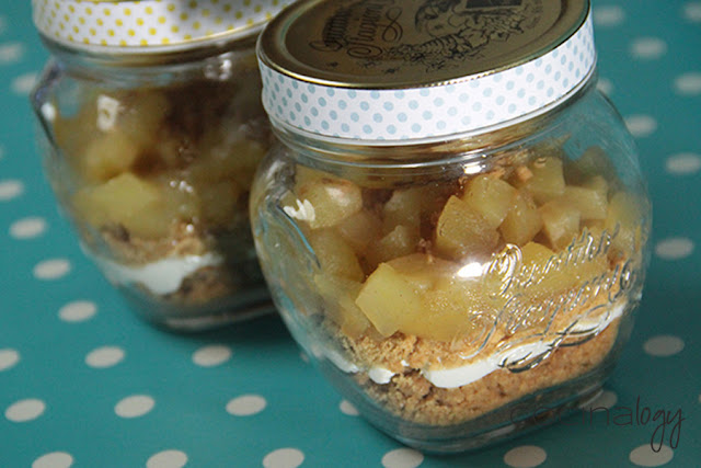 tarta de manzana en un tarro