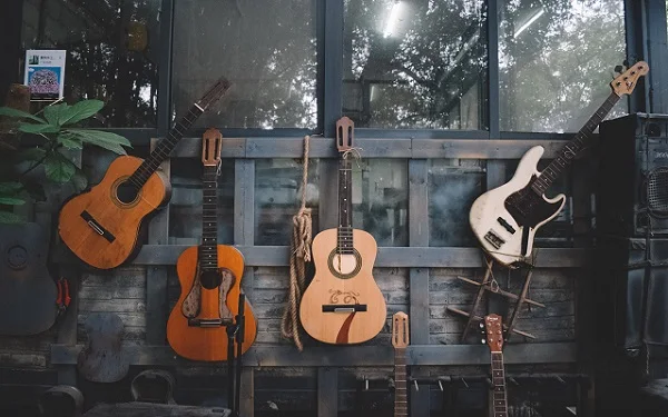 Apa Letak Perbedaan Teknik Bermain Gitar Klasik dan Fingerstyle? - Jelang Bagaskara - Blog Fisella