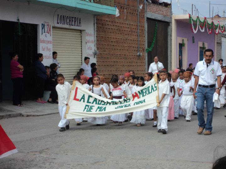 niños de la primaria en el desfile del 16 de Septiembre