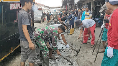 Atasi Banjir, Masyarakat Sui Pinyuh Gotong Royong Bersihkan Saluran