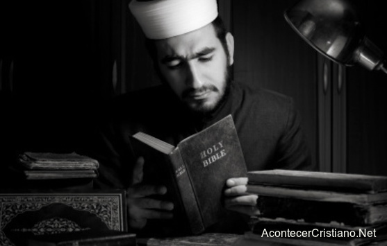 Musulmán leyendo la Biblia