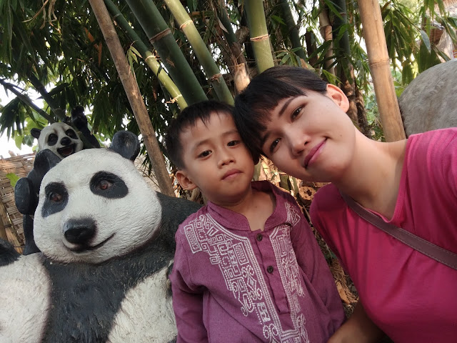 foto-selie-bersama-panda-dan-bambu-di-restaurant-kocokin-pare-kediri