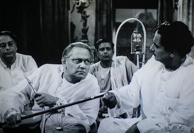 Huzur (Chhabi Biswas) humiliates Mahim Ganguly after the final perfromance, Jalsaghar, Directed by Satyajit Ray