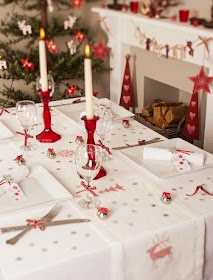 Decora estas navidades la mesa de comedor  con colores rojo y blanco