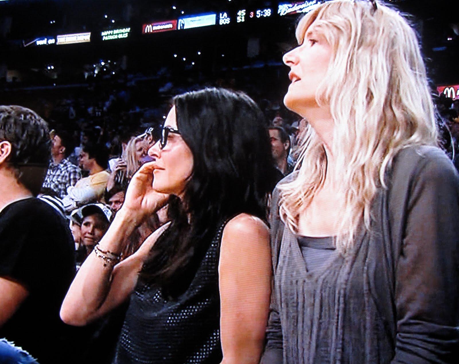 MOMENT | Courtney Cox-Arquette and Laura Dern