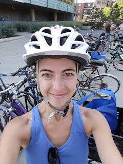 Cycliste souriante, parc de vélos, casque