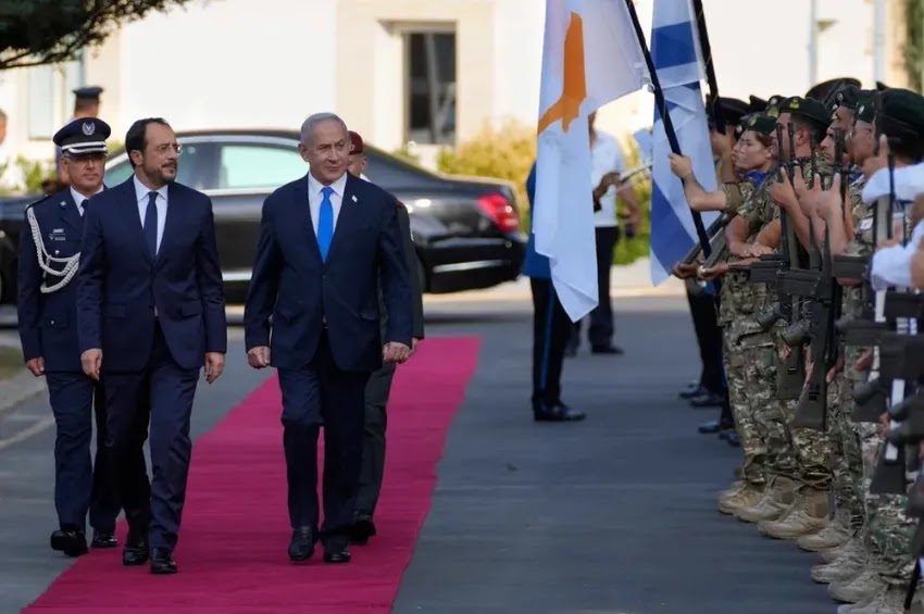O presidente cipriota, Nikos Christodoulides, e o Primeiro-Ministro israelense, Benjamin Netanyahu, examinam uma guarda de honra militar antes de sua reunião no palácio presidencial na capital, Nicósia, Chipre | Petros Karadjias/AP