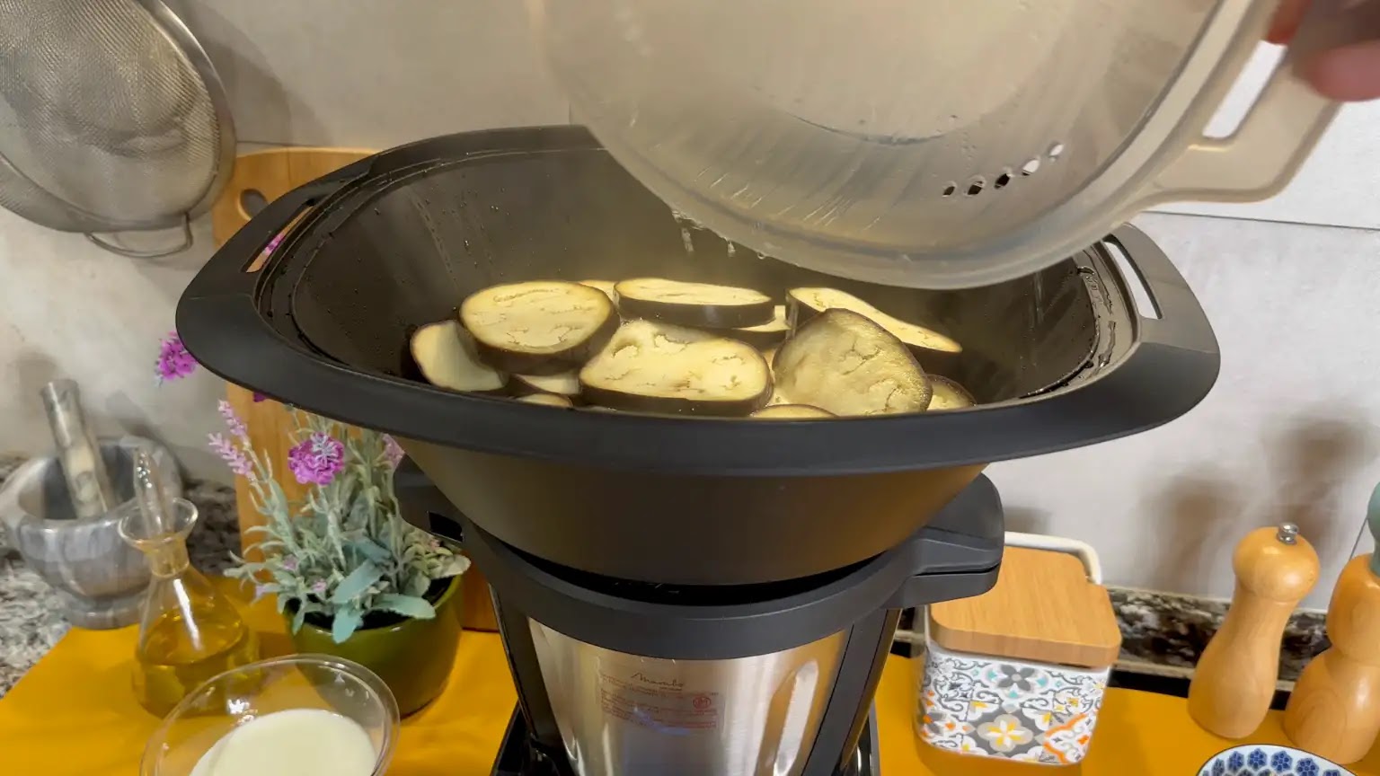 Ojito con la Mambo Touch con jarra Habana, probablemente sea el robot de  cocina más completo con recetas guiadas - Dos Rombos en …