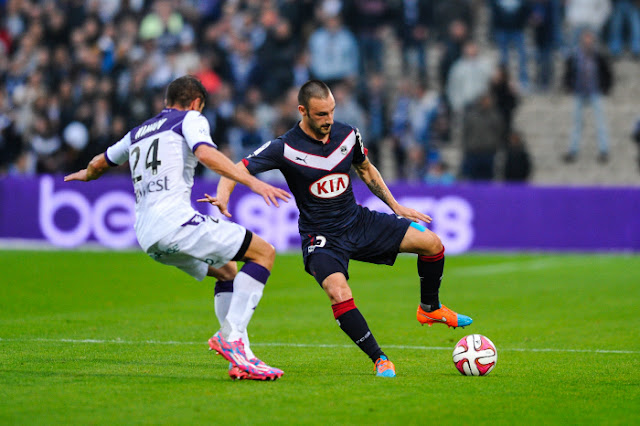 Contento ici à la lutte lors du derby de la Garonne