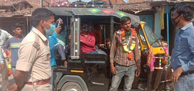 कांडी में निर्धारित स्थल पर टेम्पू नहीं खड़ा करने पर बीडीओ ने पहनाया पुष्पमाला---रिपोर्ट : ब्रजेश कुमार पाण्डेय  