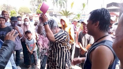 Tarif PDAM Naik, Puluhan Warga Nekat Mandi di Depan Kantor Walikota Palembang