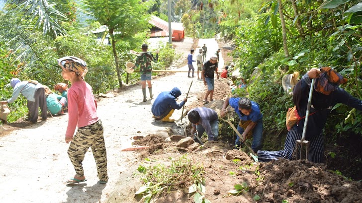 Semangat Gotong Royong Satgas TMMD ke-115 dan Masyarakat Percepat Pengecoran Jalan