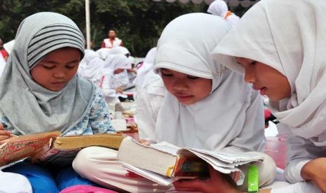 FOTO FOTO ANAK  MUSLIM SEDANG  MEMBACA AL QUR AN Ayo Viralkan