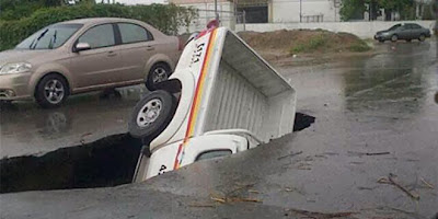 Una patrulla es tragada por la calle