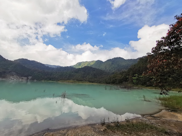 Talaga Bodas: Kawah Cantik di Tengah Pegunungan