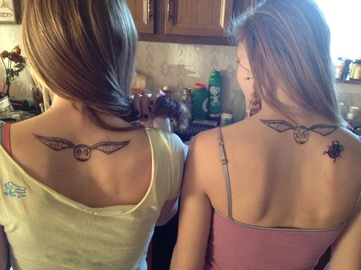 vemos dos amigas con tatuajes de mariquitas