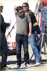 elijah-wood-television-setmytext17