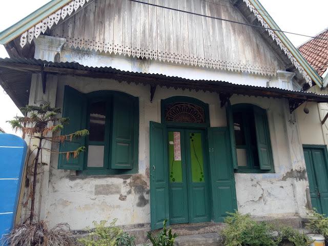 Rumah mewah pada zamannya lengkap dengan plakat handel di kampung Kauman_Almira Sifak
