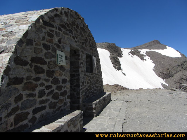 Ruta Posiciones del Veleta - Mulhacén: Refugio de Carihuela con el Veleta