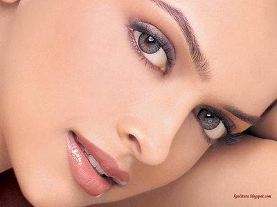 Applying kajal for maintaining the health of the eyes 