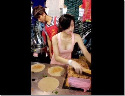 แม่ค้าขายถั่วตัดแซ่บมาก ทำไปเด้งไป