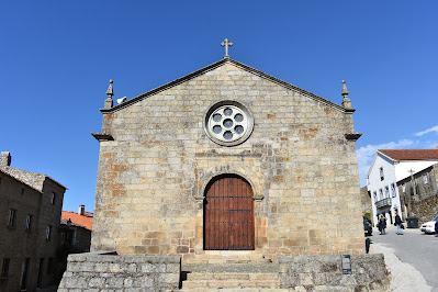 Foto da fachada da Igreja Matriz ou Igreja de São Salvador na Aldeia Histórica de Monsanto.