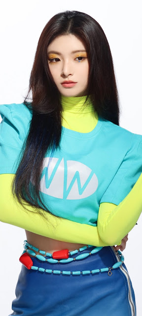 Yiren (EVERGLOW) Dec 29, 2000 Wang Yiren (왕이런) is the Center and youngest member of the girl group Everglow under Yuehua Entertainment. Yiren is best known for appearing in Produce 48 where she was voted as the #1 Visual Center. Yiren is also a great dancer in which she has a specialty for the traditional Chinese Dance.