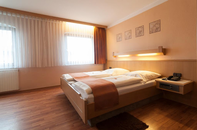 https://www.booking.com/hotel/de/rothenburger-hof.en.html?aid=960979&no_rooms=1&group_adults=1