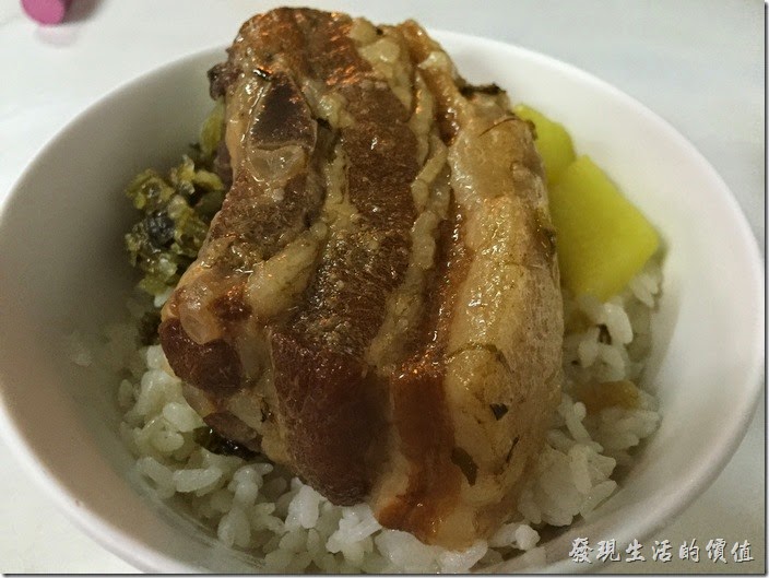 台南-上富小吃店-排骨飯。這排骨飯會加上店家自製的酸菜和醃黃蘿蔔，愛好者認為這是一碗香噴噴的滷排骨飯，可是個人真的不太敢吃這麼油膩的大肉。不過話說回來，這排骨肉真的滷得很入味，瘦肉部份也真的很好吃，其酸菜不是很鹹，台南市很多店家都會自己醃酸菜，大部分也都很有水準。