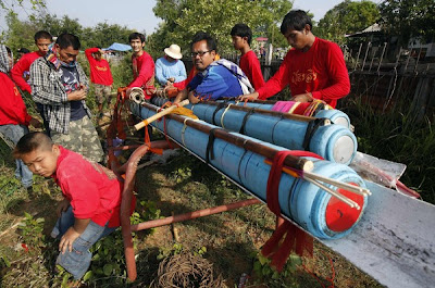 BEBERAPA peserta melakukan kerja-kerja menyiapkan roket ciptaan mereka.