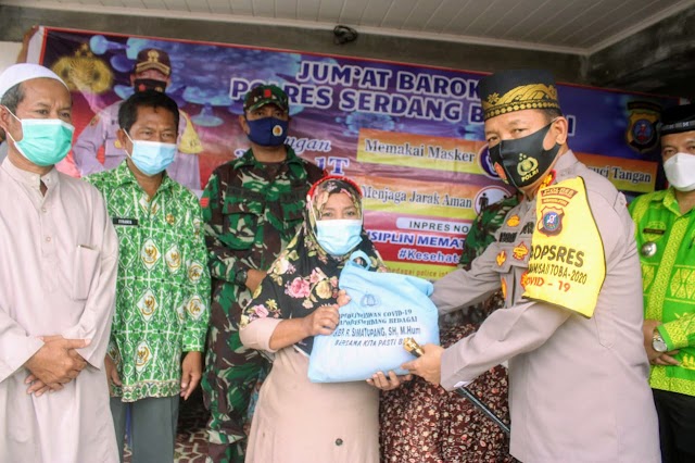 Jumat Barokah, Kapolres Serdang Bedagai Bagikan Sembako di Masjid An-Nur Desa Sei Buluh