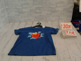 中古品　子供服　１３０ｃｍ　ブルー×セサミストリート　エルモプリント　半袖Ｔシャツ　１１０円