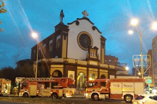 Efectivos de bomberos en el exterior de la iglesia de Retuerto