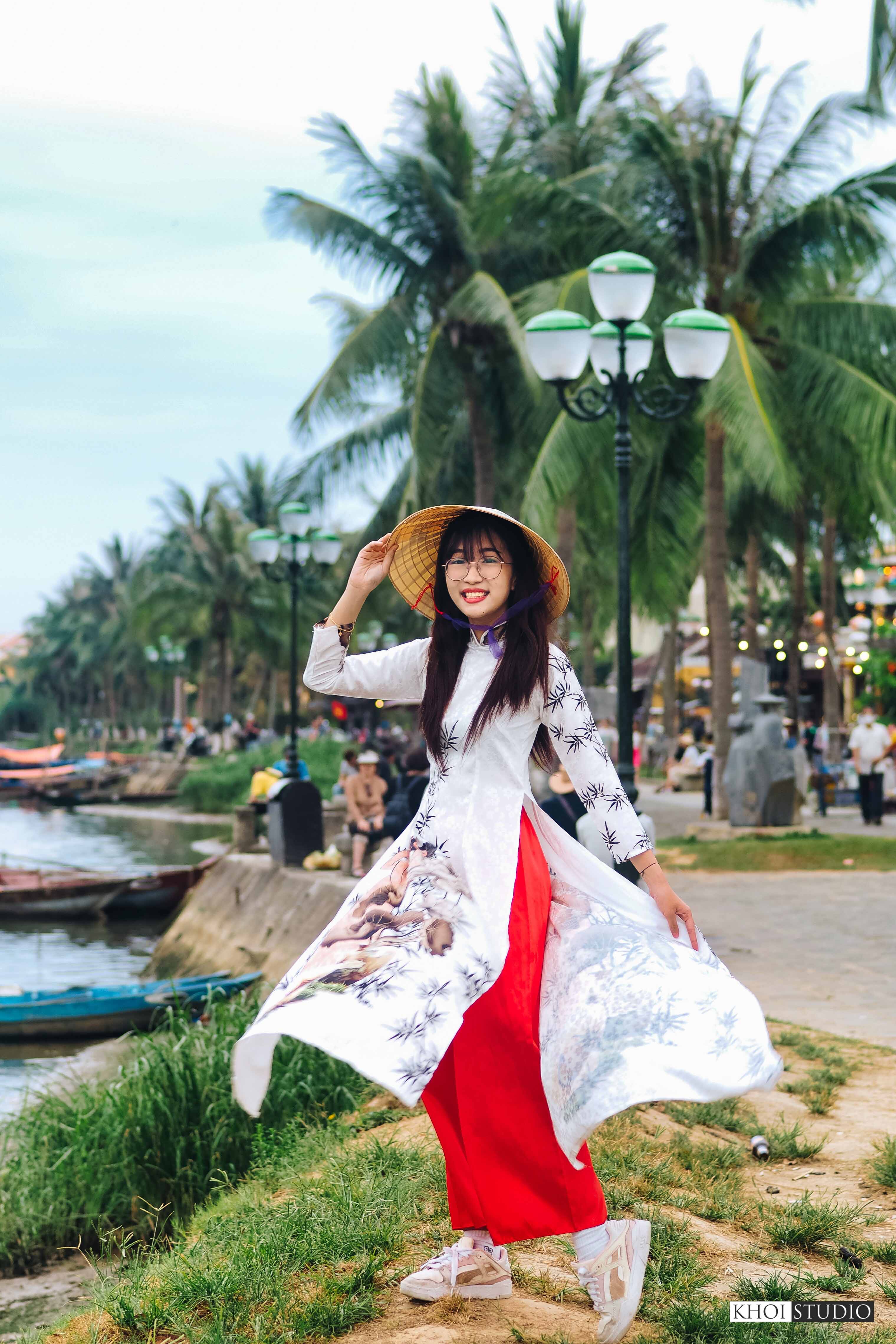 Find a family photographer in Hoi An ancient town: Family photo session with Ao Dai on Hoai River