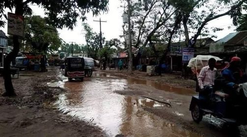 নাগেশ্বরীর প্রানকেন্দ্রে প্রধান সড়কের বেহাল দশা, জনজীবনে দূর্ভোগ