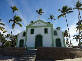 Conhecendo a Praia de Carneiros em um dia saindo de Recife - igrejinha - Capela de São Benedito