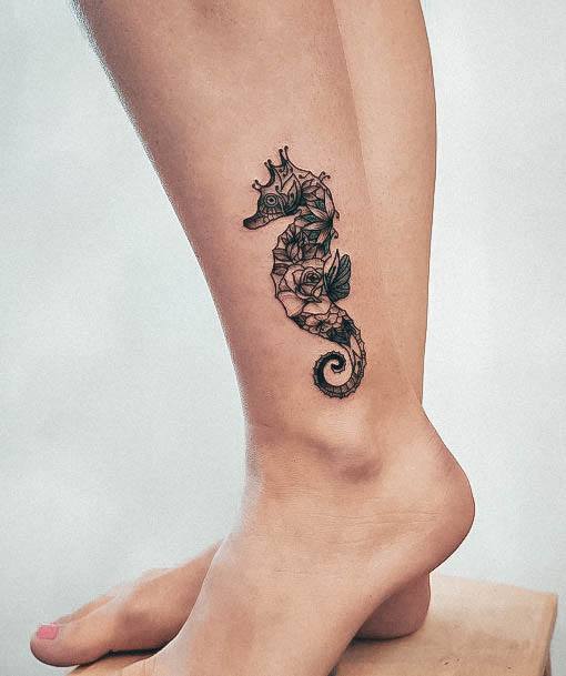 Tatuagem Cavalo-marinho - 45 ideias femininas