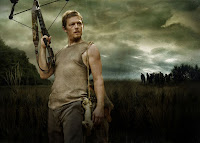 Pose do personagem Daryl, em The Walking Dead com sua arma de flechas.