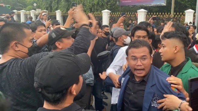 Demo Pemakzulan Jokowi di Jakarta Ricuh! Massa Mahasiswa Bentrok dengan Polisi: Woi Temen Gue Kenapa Dipukul?