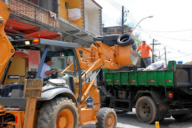 Remoção de pneus e de lixo na Rua Acre