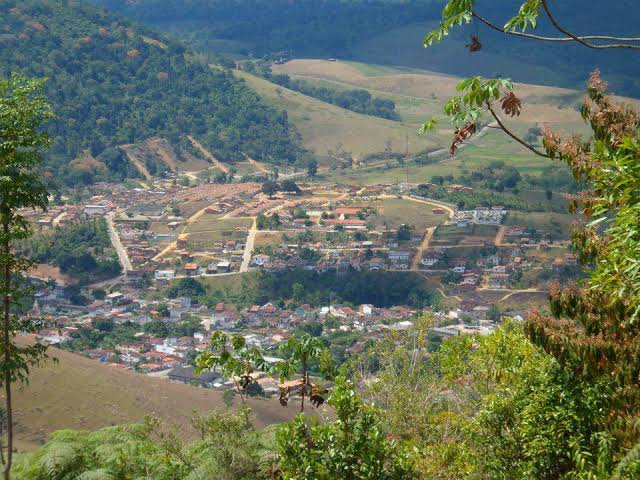   ITAGI - Calçamento feito pela prefeitura se desmancha na chuva