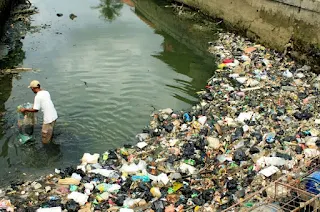 Buang sampah di sungai