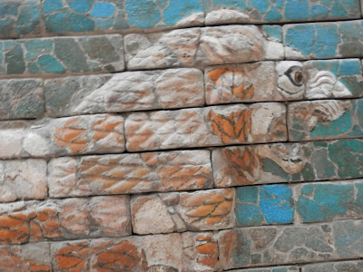 Ishtar Gate and Processional Way from Babylon (Pergamon Museum, Berlin)   by E.V.Pita (2015)  http://archeopolis.blogspot.com/2015/10/babilonia-doors-of-wall-pergamo-museum.html   Puertas de las murallas de Babilonia (Museo Pérgamo de Berlín)  por E.V.Pita (2015)  Portas de Babilonia