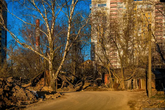 Пыльная дорога среди руин