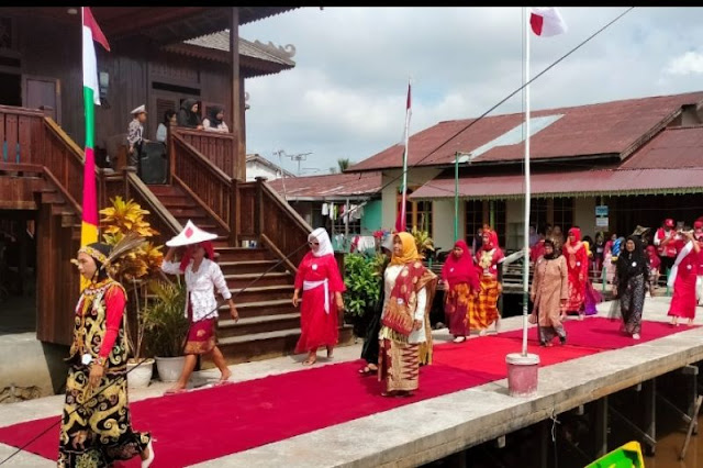 Lomba fashion show menggunakan pakaian adat di kawasan Kampung Caping, Kota Pontianak dalam memeriahkan HUT RI ke-77, Rabu (17/8/2022).