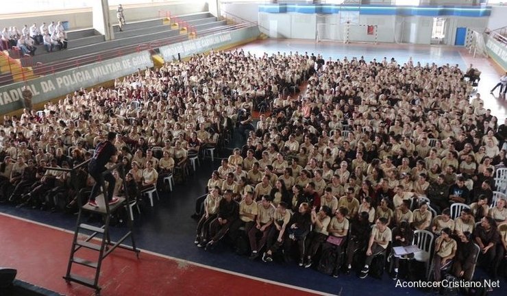 Estudiantes aceptan a Cristo en escuelas